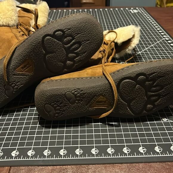NWT Born Sheep Skin Lace up Boots 10 - Picture 2 of 8